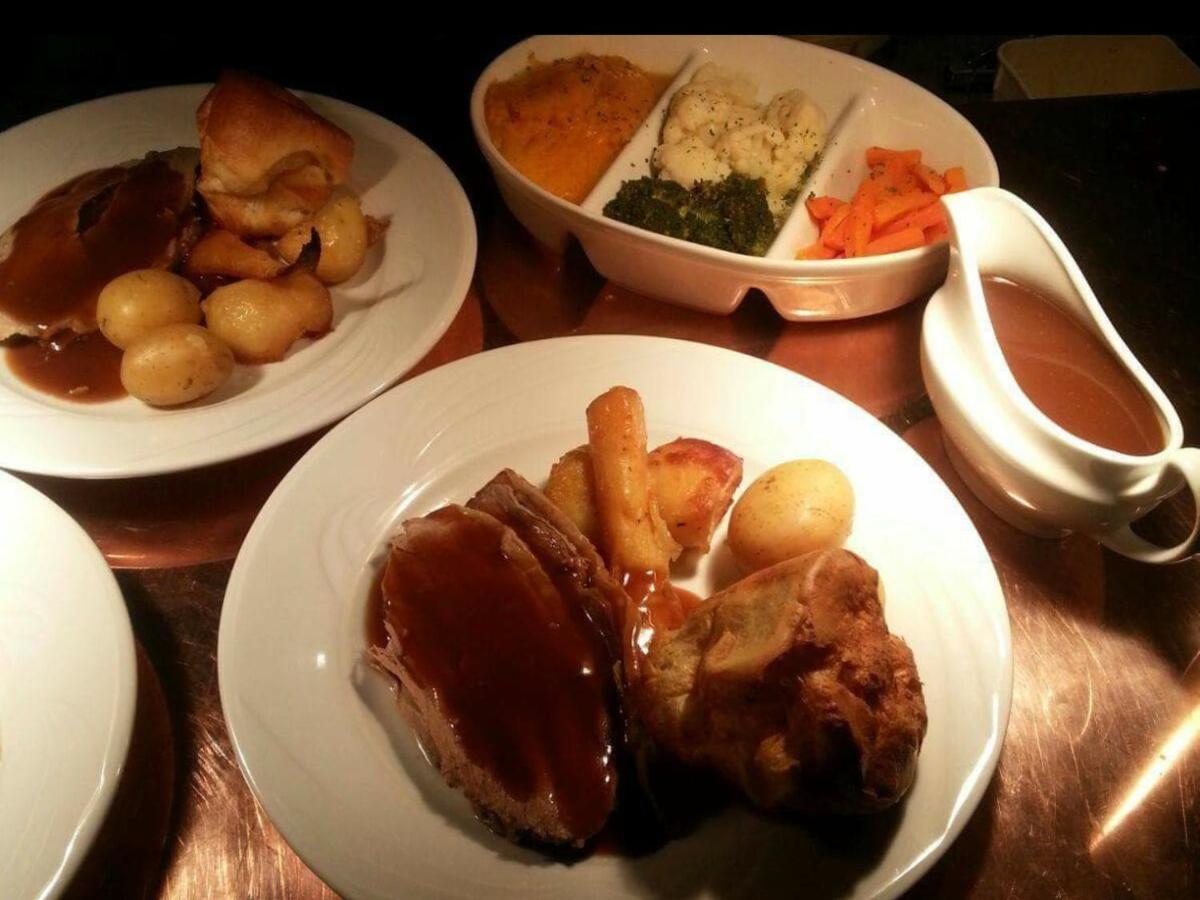 The Fountain Inn Hendy ภายนอก รูปภาพ