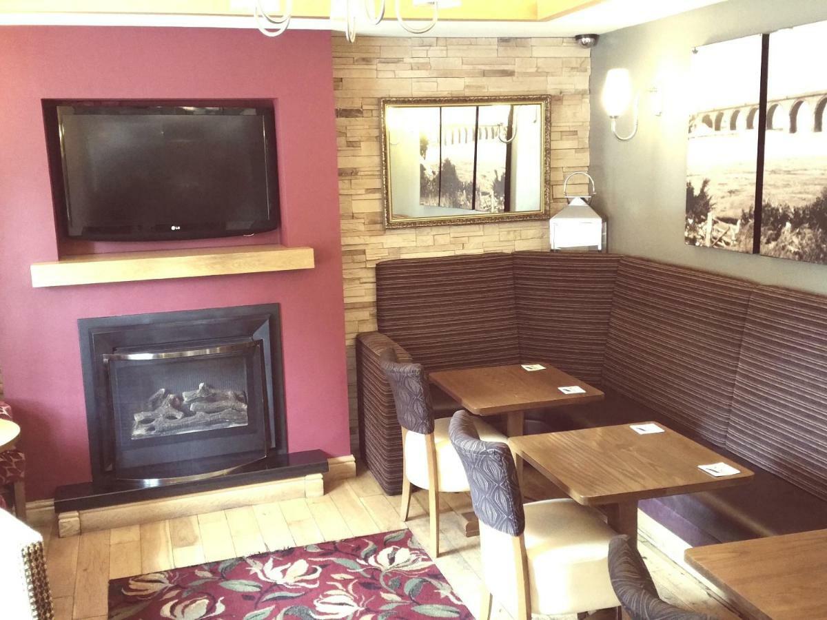 The Fountain Inn Hendy ภายนอก รูปภาพ